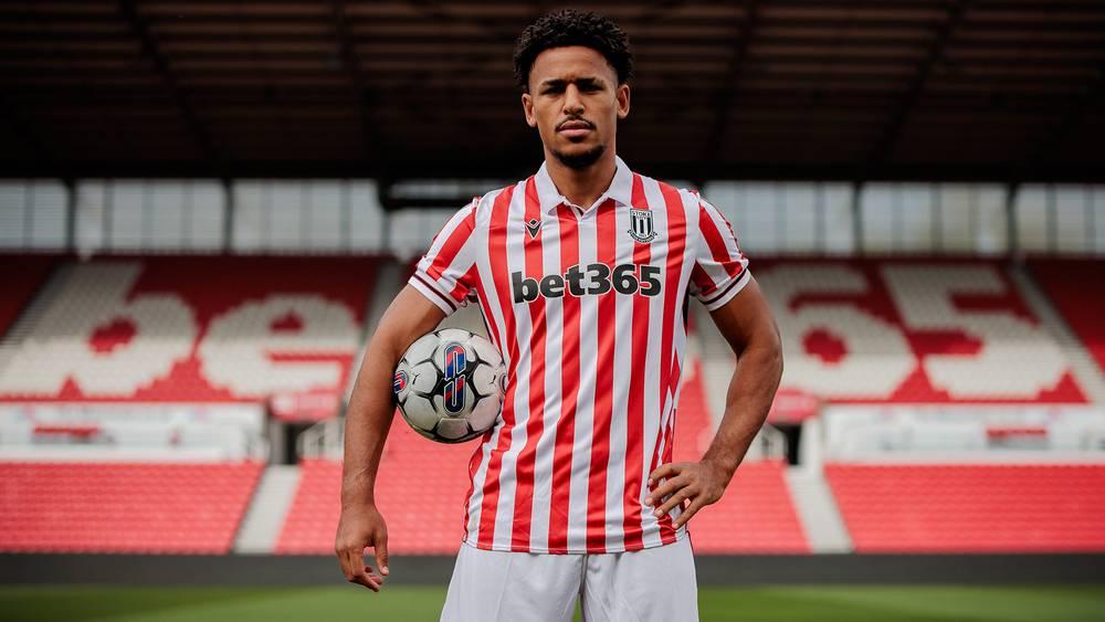 مدرب ستوك سيتي يبعد ريان مايي بسبب عدم التزامه ويرسله إلى الفريق الرديف