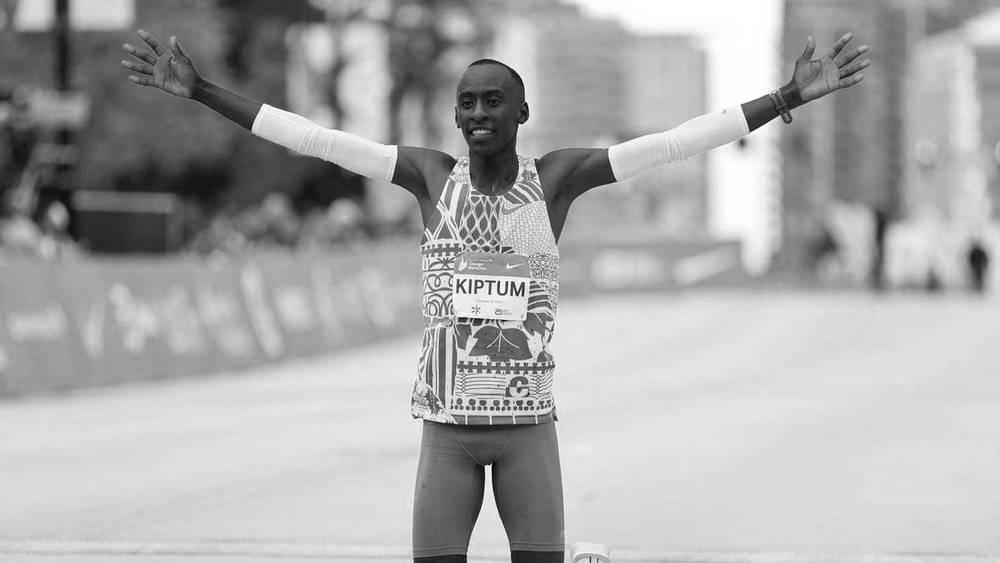 وفاة العداء الكيني كيبتوم صاحب الرقم القياسي لسباق الماراثون في حادث سير