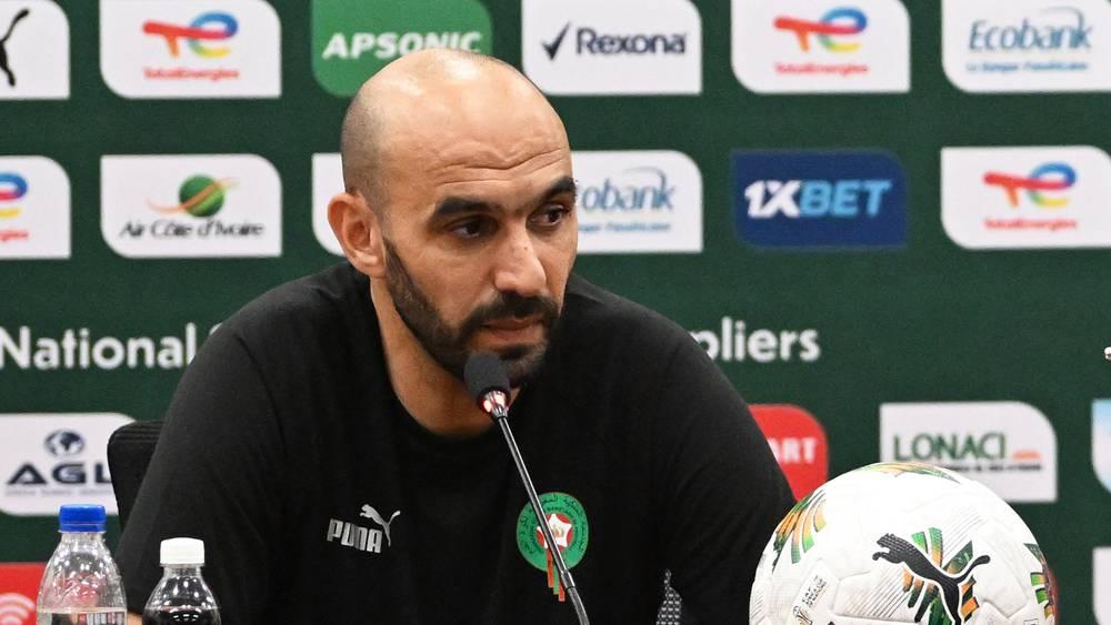 الركراكي: "الجمهور من حقّو يكُون مْقلق حيتْ كان كايتْسنا بْزَّاف من المنتخب وشْحَال مافْرح بكأس أفريقيا"