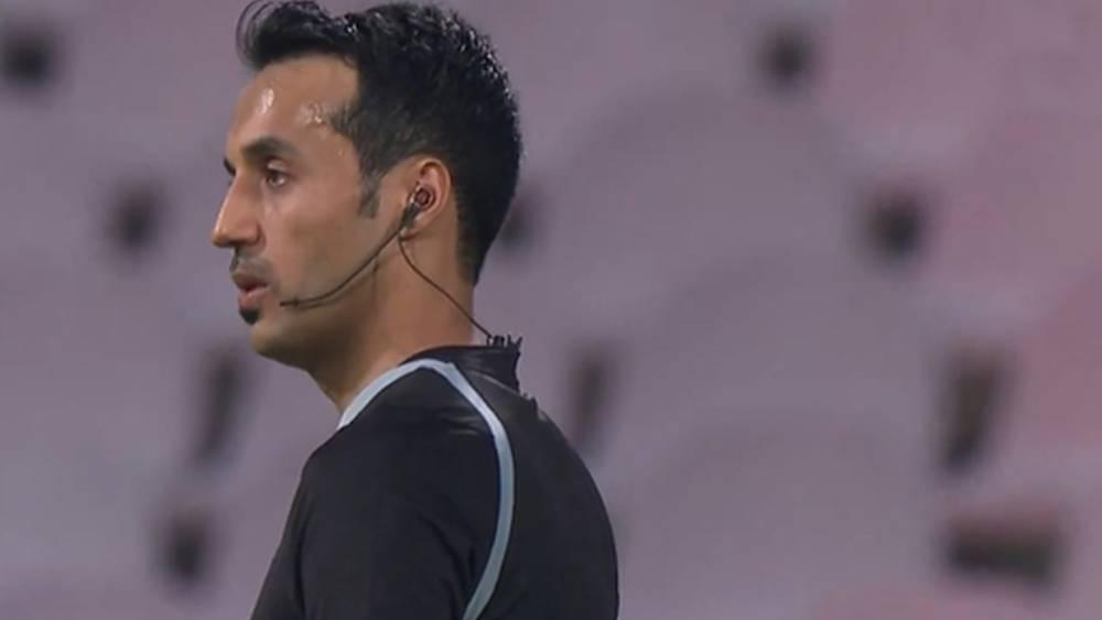 في لقطة "رائعة".. حَكم مُباراة الوحدة والتعاون يُوقف المُواجهة أثناء رفع آذان صلاة المغرب