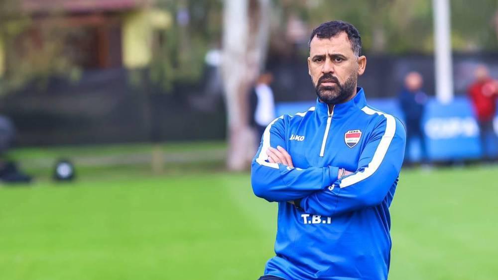 "فيفا" يوقف مدرب منتخب العراق للشباب بسبب شكوى تقدمت بها إحدى المذيعات!