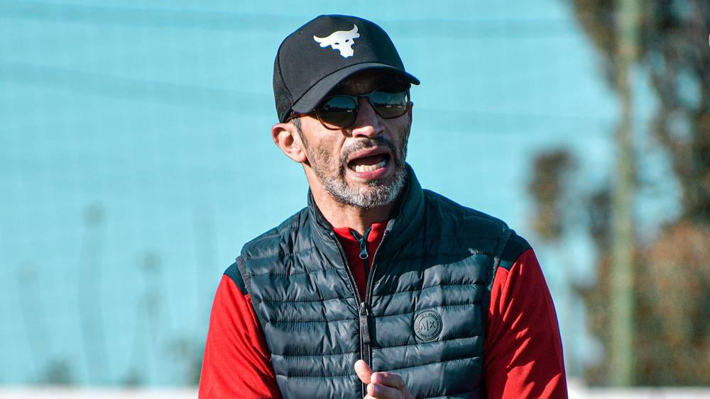 أولمبيك آسفي يستعين بمفوض قضائي لتسجيل غياب عبوب عن قيادة تداريب الفريق