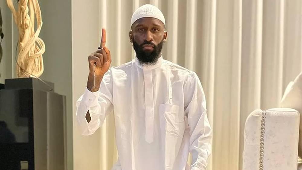 روديغر: "أصبع الشهادة تشير إلى رمز التوحيد ولن أتعرض للإساءة والتشهير بصفتي مسلما"