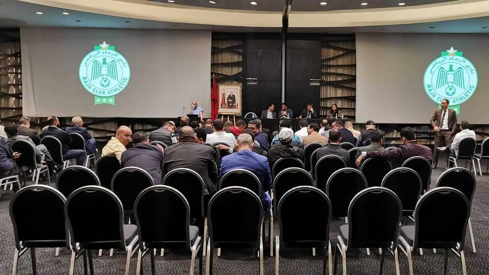 منخرطو الرجاء يردون على المنخرطين الموالين لبودريقة: "لن نشارك في أي مسرحية من إخراجه وسنحارب من يتاجر باسم النادي"