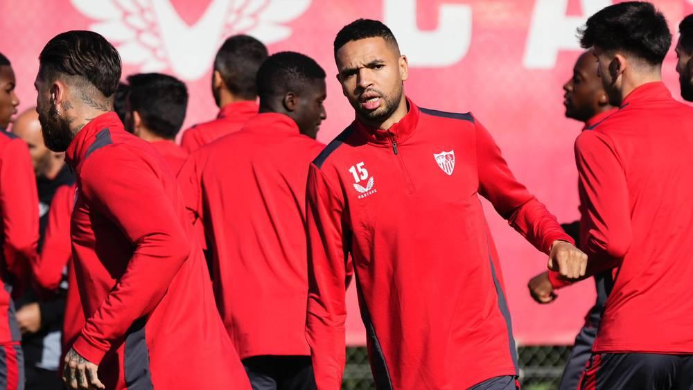 النصيري يعود إلى تداريب إشبيلية بعد استفادته من ترخيص لـ3 أيام من أجل السفر إلى المملكة