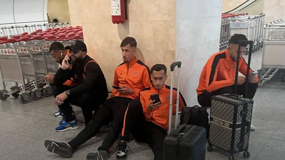 نهضة بركان يخوض حصة لإزالة العياء في المطار ورئيس النادي يغادر اجتماع "الكاف" بعد اقتحامه من طرف أشخاص "غرباء"!