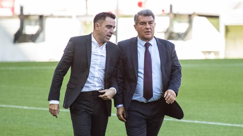 تشافي يجتمع مع لابورتا ويُبدي استعداده للتراجع عن قرار مغادرة برشلونة نهاية الموسم الحالي