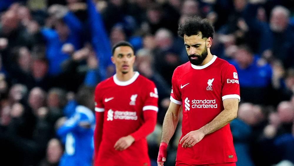 ليفربول ينهزم ضد إيفرتون (2-0) ويهدر 3 نقاط مهمة في صراعه على اللقب