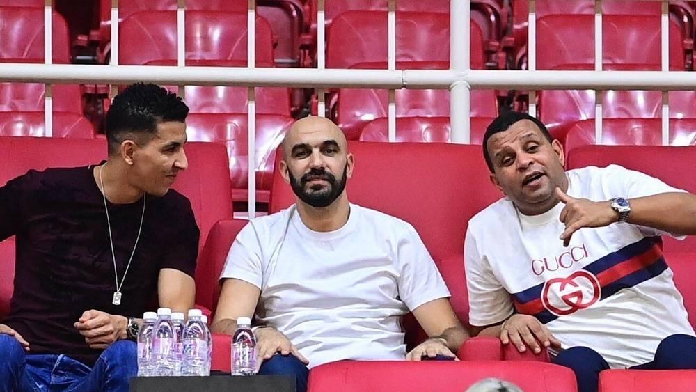 الركراكي يتابع مباراة الوحدة والحزم السعوديين من مدرجات الملعب