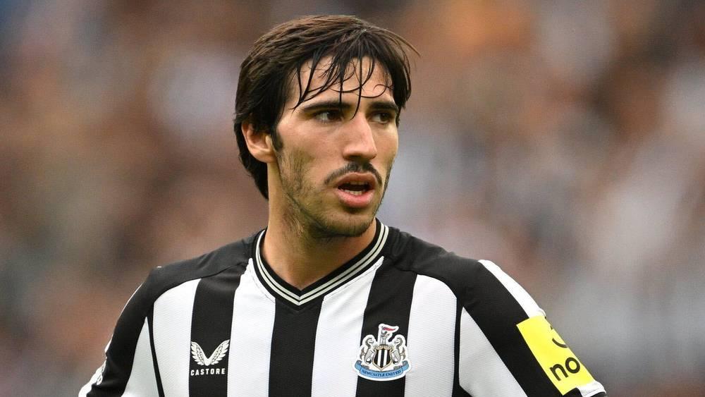 بعد اعترافه بوضع مُراهنات على مُباريات فريقه في "البريمرليغ".. إيقاف تونالي لاعب نيوكاسل لمدة شهرين مع وقف التنفيذ!