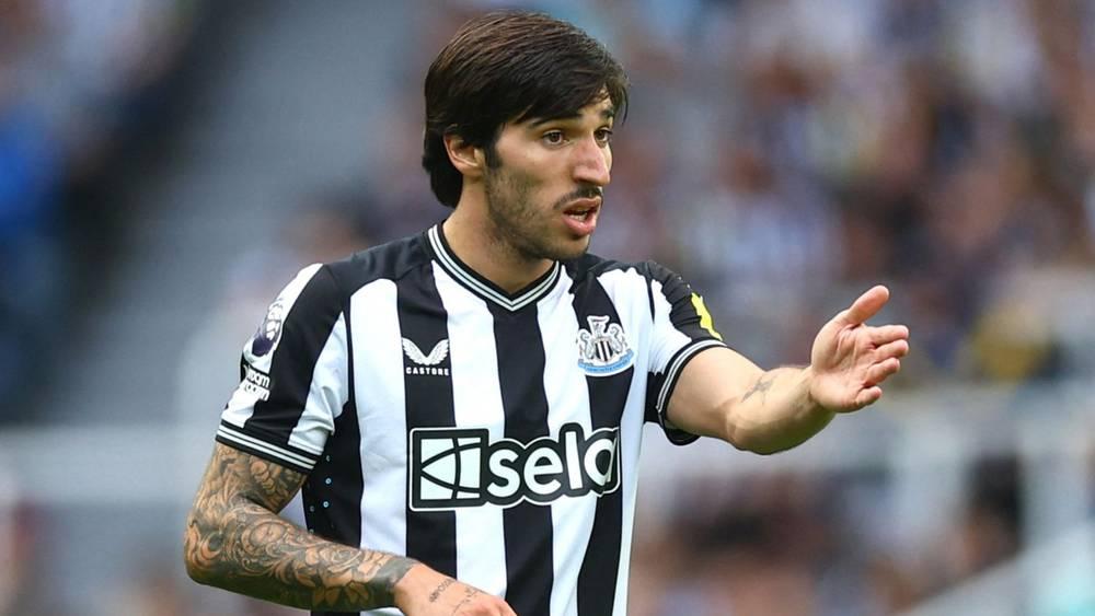 تونالي راهن بـ 10 آلاف يورو على فوز نيوكاسل ضد مانشستر سيتي واللاعب يقرر خفض راتبه كاعتذار للنادي بعد إيقافه