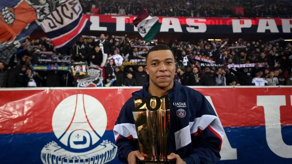 مبابي يلتقي بأعضاء "الأولتراس" لتوديعهم على هامش "حفل شواء" خاص بإعلان رحيله عن سان جيرمان