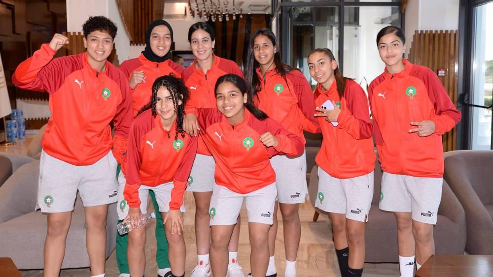 بعثة المنتخب المغربي النسوي لأقل من 17 سنة تحط الرحال بالجزائر لملاقاة منتخبها في تصفيات المونديال