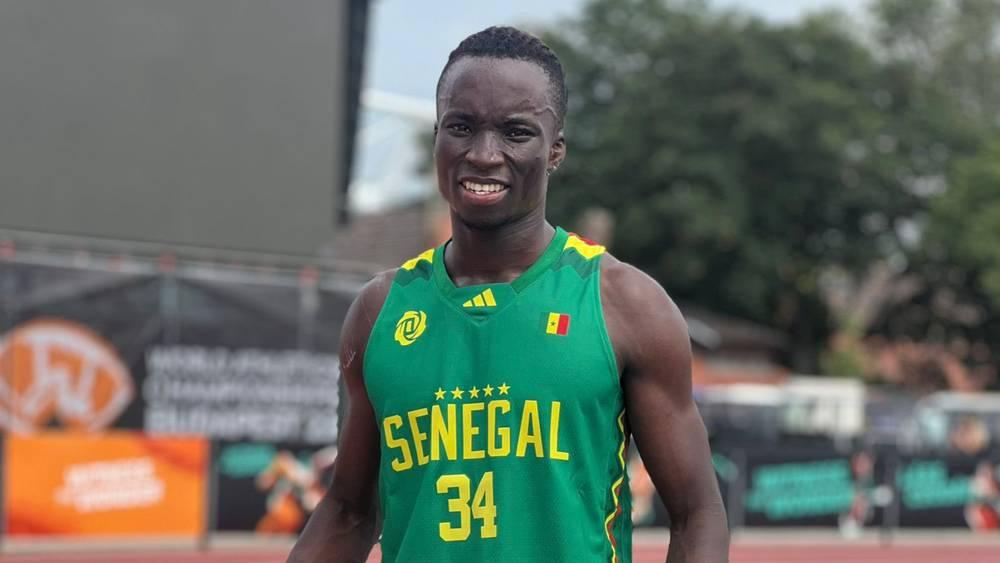 عداء سنغالي بعد حصوله على منحة قدرها 80 ألف فرنك (1300 درهم مغربي): "من الأفضل الذهاب للعب كرة القدم"