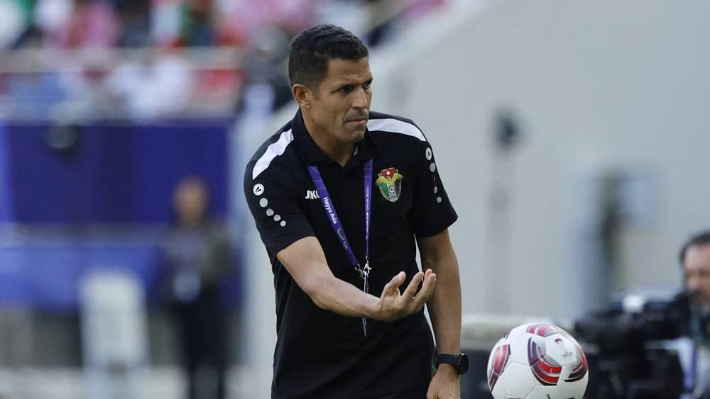 الجيش الملكي يتوصل لاتفاق نهائي مع المدرب الحسين عموتة لتدريب الفريق