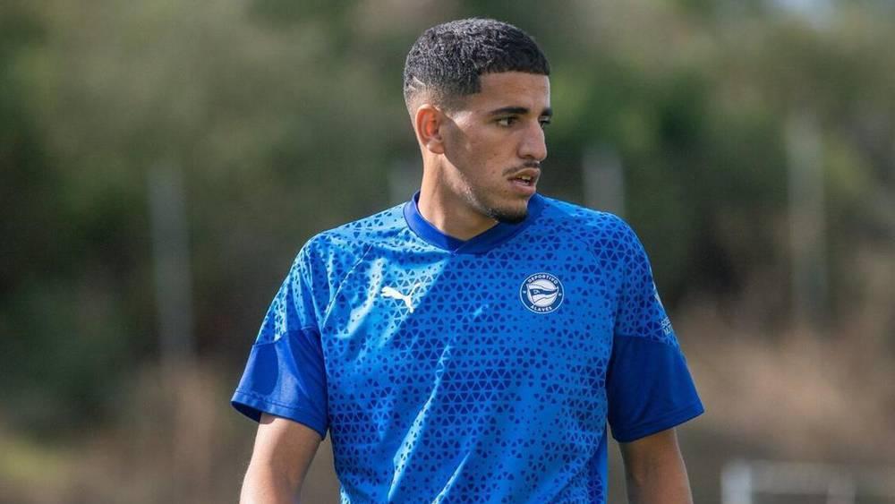 ديبورتيفو ألافيس يستمع إلى العروض لبيع عقد مدافعه عبقار