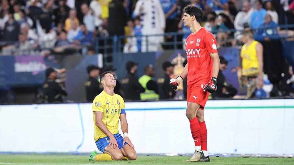 الدعيع: "ياسين بونو أفضل حارس في العالم وأتوقع أن يهز رونالدو شباكه في النهائي بنسبة 99%"