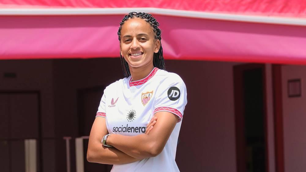 مدرب إشبيلية للسيدات: "تاكناوت ستقدم لنا إضافة كبيرة وهي من اللاعبات القلائل اللواتي يجدن المرواغة"