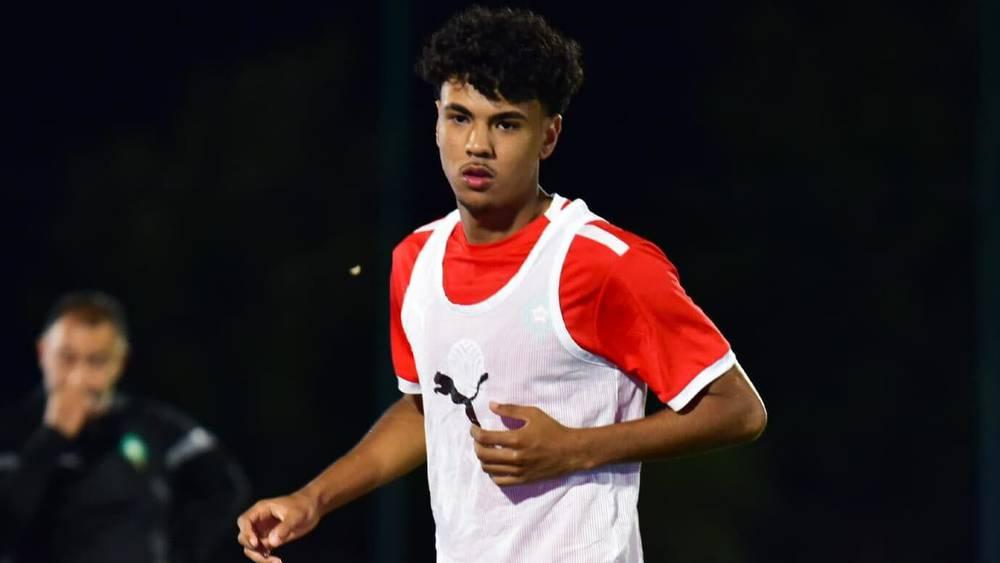 آزنو: "والداي هما من أخبراني باستدعائي للمنتخب المغربي وإن شاء الله 'نجيبو شي ربحة قدام الغابون'"