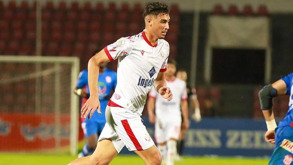 عناق "حار" بين موكوينا والهباش بعد منعه لاعبي الماط من لعب الكرة واستغلال خروج رفاقه من رقعة الملعب بعد إحراز الهدف