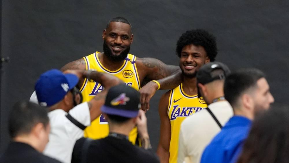 ليبرون جيمس يدخل تاريخ الـ"NBA" كأول "أب" يخوض مباراة مع "ابنه" في فنفس الفريق