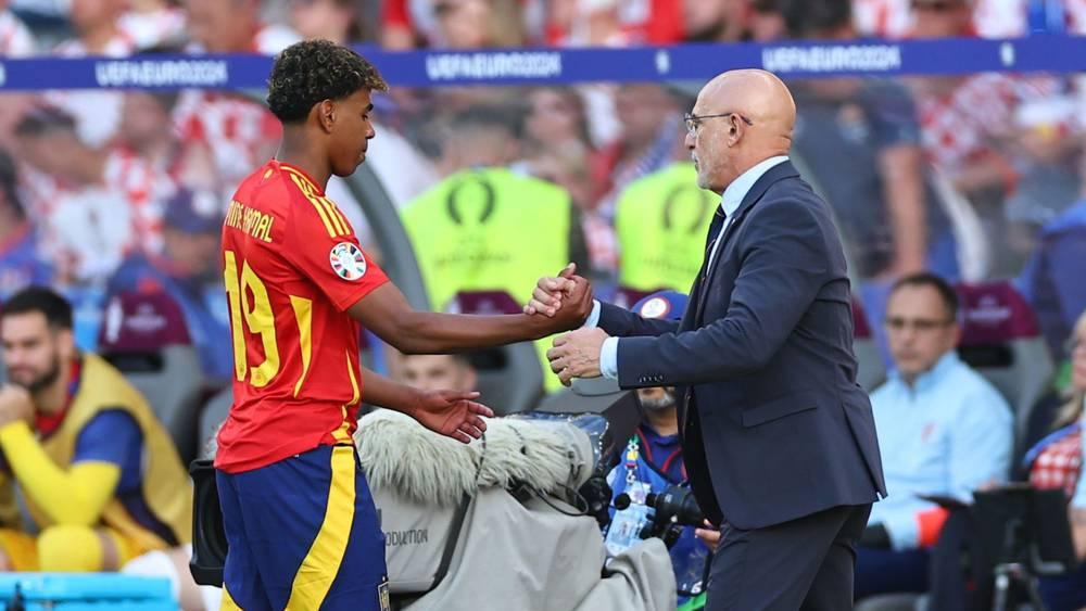 مدرب إسبانيا يوجد "النصائح" لنجمه لامين يامال "حتى لا يدمر نفسه"