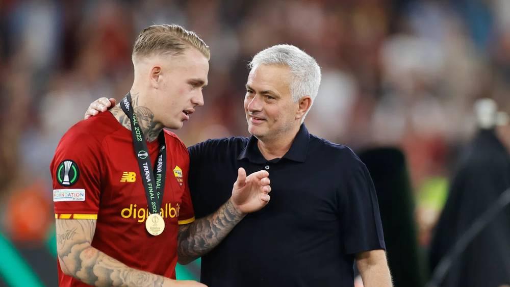 كارسدورب لاعب روما سابقا: "مورينيو وصفني بالخائن 8 مرات أمام الجميع"