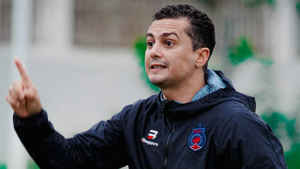 مسؤولو أولمبيك آسفي يجتمعون بالمدرب أمين الكرمة بعد الهزيمة أمام اتحاد طنجة داخل الميدان