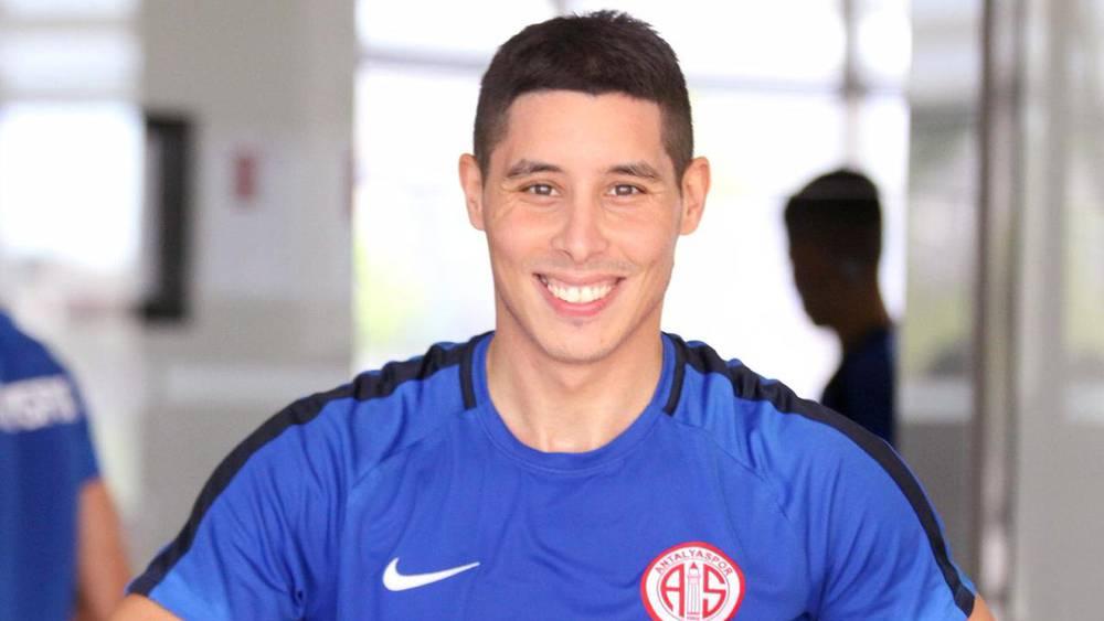 جاور 10 أندية في 5 دوريات وحمل قميص باريس سان جيرمان ومارسيليا الفرنسيان.. مسيرة برادة الكروية من سنة 2007 إلى 2021