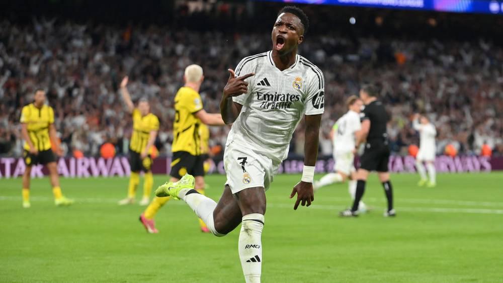 هاشتاغ "كرة العنصرية" يجتاح مواقع التواصل الاجتماعي انتقادًا لاستبعاد إمكانية تتويج فينيسيوس بجائزة الكرة الذهبية!