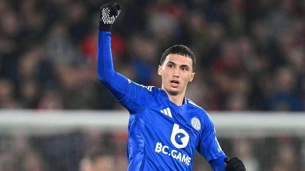 بلال الخنوس يهز شباك مانشستر يونايتد ويسجل هدفه الأول بقميص ليستر سيتي