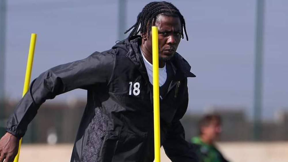 مدرب منتخب غينيا الاستوائية يستدعي لاعب الرجاء بيكورو لمواجهتي الجزائر والتوغو في تصفيات الكان