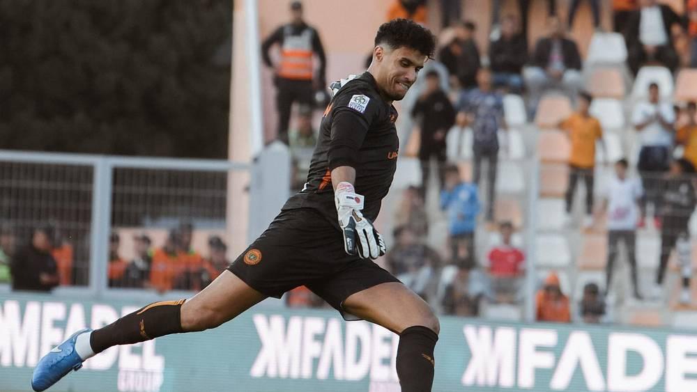 "الكاف" يستثني حارس نهضة بركان منير المحمدي من القائمة المرشحة لنيل جائرة "أفضل حارس مرمى أفريقي" في عام 2024