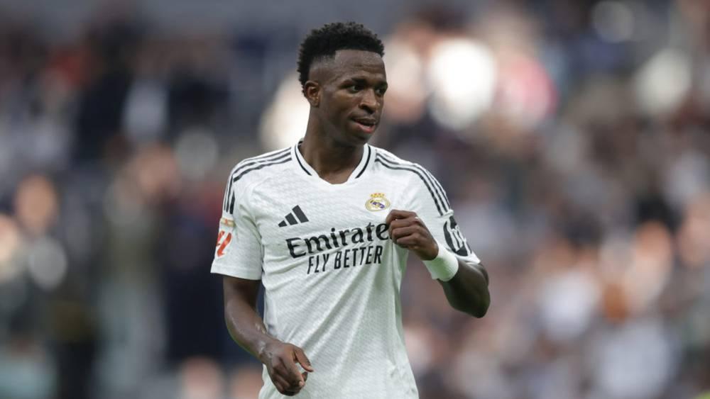 المنع من دخول الملاعب لمدة سنة وغرامة مالية والقيام بأنشطة اجتماعية.. عقوبة في حق طفل "قاصر" وصف فينيسيوس بـ"القرد"