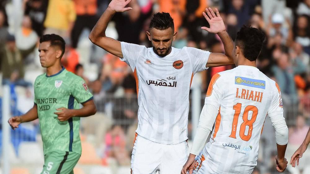 توقف سلسلة الانتصارات المتتالية لنهضة بركان يحيى آمال الجيش والوداد في الاقتراب من صدارة البطولة