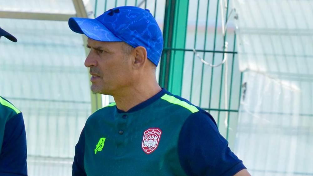 إدارة النادي المكناسي تُقرّر فك الارتباط بمدرب الفريق عبد الحي بن سلطان