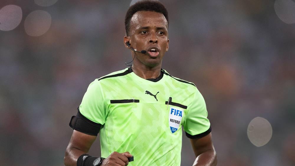 خاص/ الحكم الصومالي عبد القادر أرتان يقود مباراة الجيش الملكي ومضيفه مانييما الكونغولي