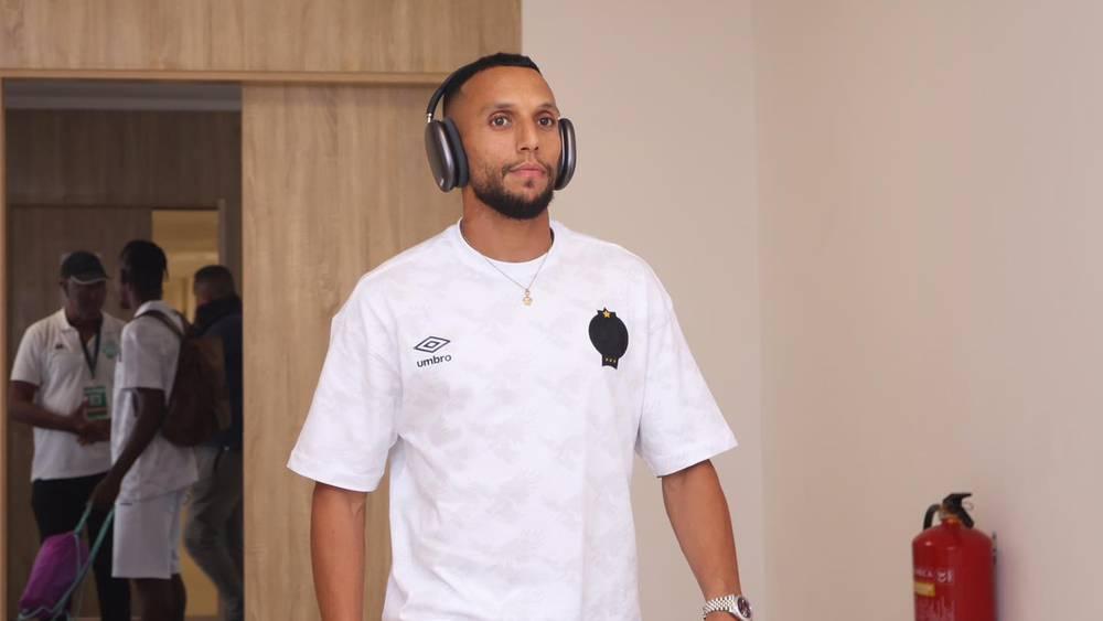 عكس ما يتداول.. الزرهوني يرافق سابينتو في الندوة الصحفية الخاصة بمباراة الرجاء وسان داونز