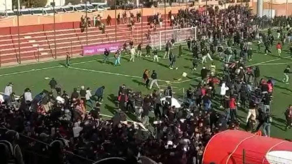 اقتحام أرضية الملعب وتراشق بالحجارة.. أحداث شغب "خطيرة" في مباراة شباب خنيفرة والكوكب المراكشي