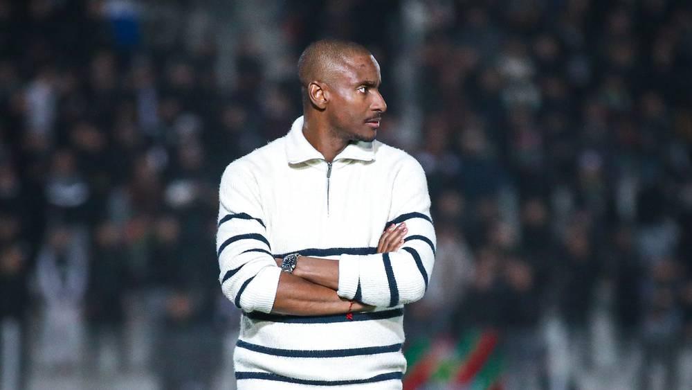 الجيش الملكي يُعلن تقدُّمه بشكاية للجنة الأخلاقيات ضد موكوينا بعد "عرض الحِجارة" في ندوته الصحفية