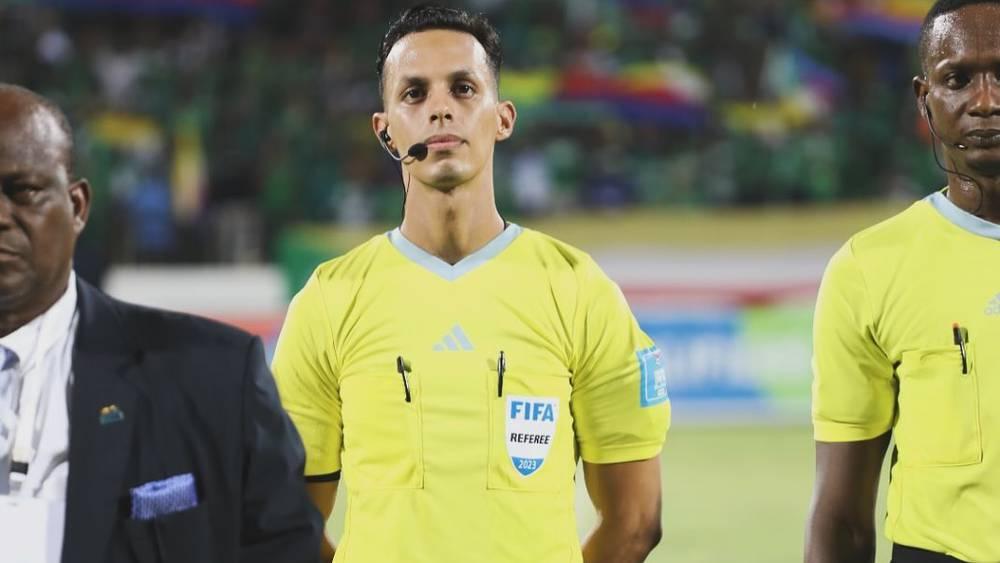 "الكاف" يعين طاقما تحكيميا من موريتانيا بقيادة "عبد العزيز بوه" لإدارة مباراة الرجاء ضد سان داونز في عصبة الأبطال