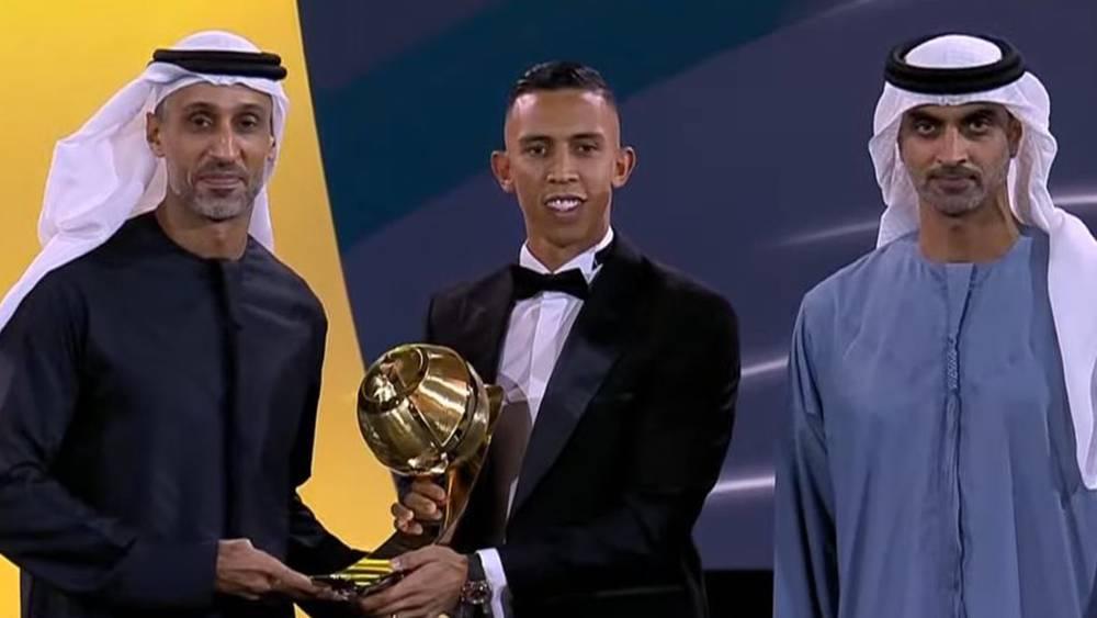 سفيان رحيمي يتسلّم جائزة فريقه العين من "غلوب سوكر" كأفضل نادٍ في الشرق الأوسط