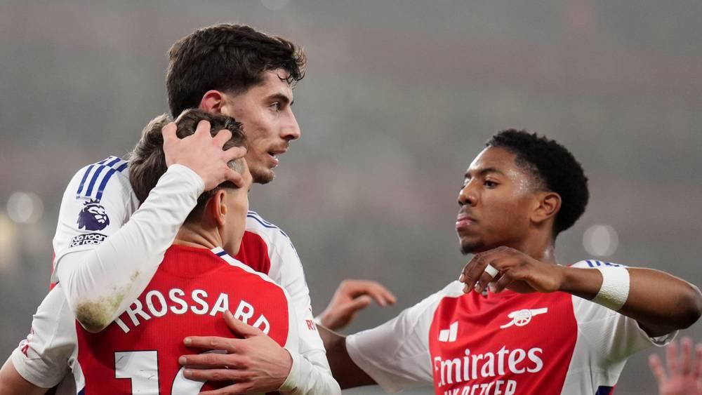 "البريمير ليغ"/ أرسنال يرتقي للمركز الثاني مستغلا هدية فولهام