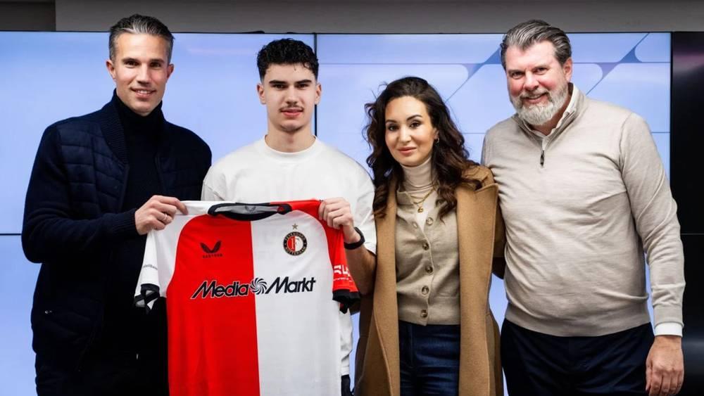 "شاكيل" ذو الأصول المغربية ابن فان بيرسي يوقع عقدا احترافيا مع فينورد لغاية 2028