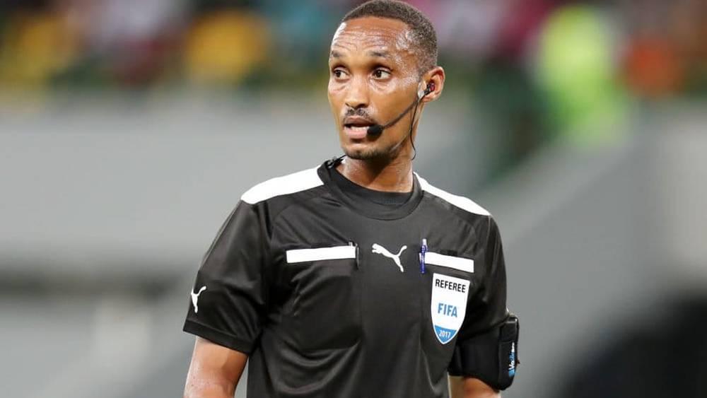 "الكاف" يعين الحكم البوروندي "باسيفيك ندابيهاوينيمانا" لقيادة مباراة نهضة بركان ضد لواندا سول في كأس الكونفدرالية