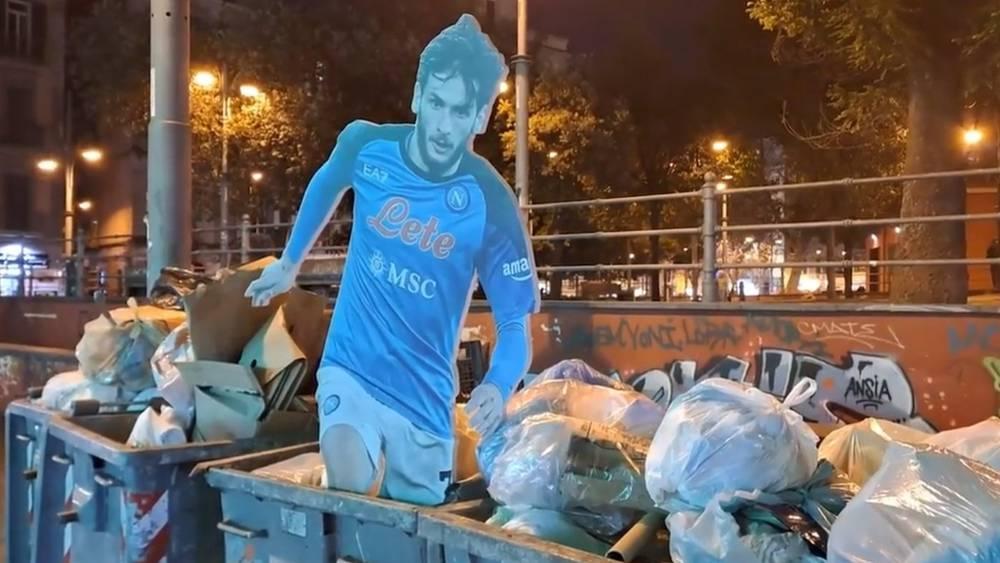 جماهير نابولي ترمي صورة "كفاراتسخيليا" في القمامة بعد اقترابه من الانتقال إلى باريس سان جيرمان