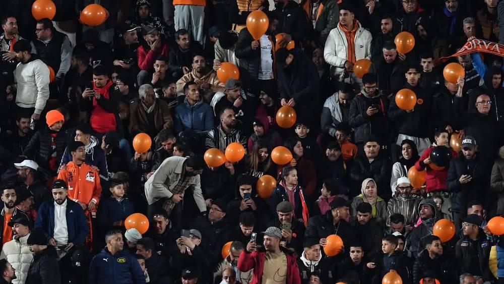 نهضة بركان يطرح تذاكر مباراة "القمة" أمام الجيش الملكي بـ30 درهم عبر 8 نقاط للبيع بالمدينة وعلى الأنترنت