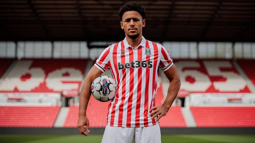 ستوك سيتي يتجه لاستعادة المغربي ريان مايي وإنهاء إعارته إلى ربيد فيينا النمساوي