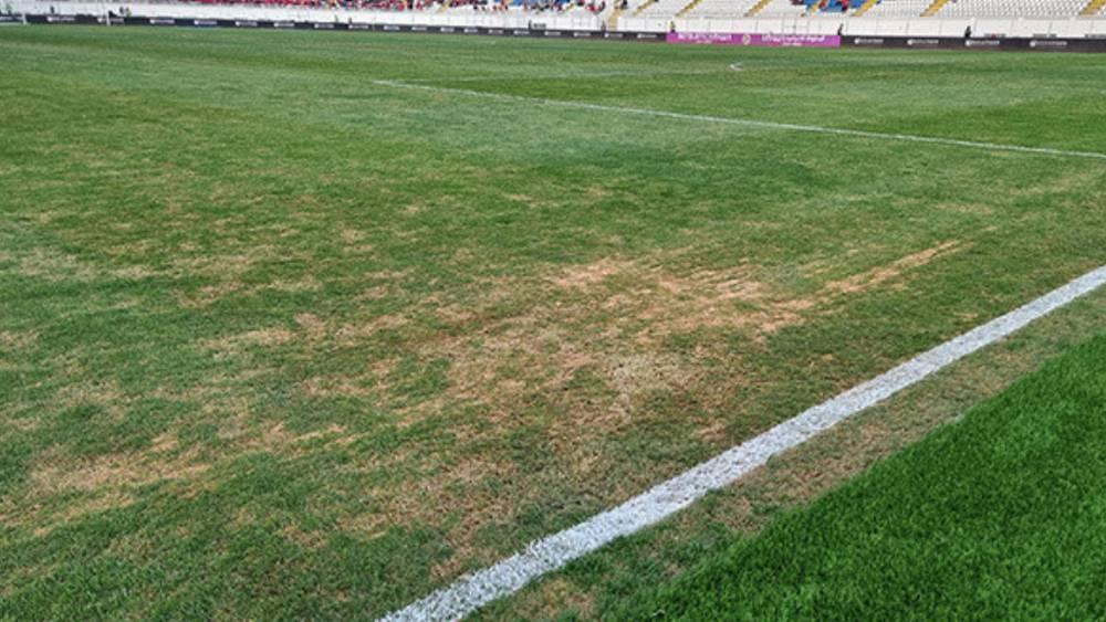 حالة عشب ملعب العربي الزاولي تثير قلق الوداد والرجاء في ظل استمرار إغلاق مركب محمد الخامس