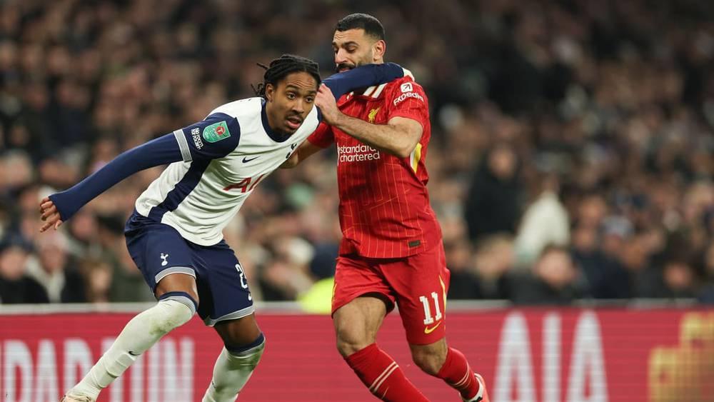 مدافع توتنهام يتحدى صلاح عشية المباراة المصيرية بين فريقيهما في كأس الرابطة